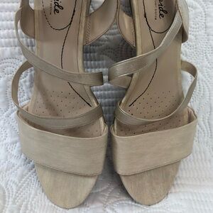 Lifestride Womens Yoyo Metallic Strappy Wedge Sandals gold beige 8.5M